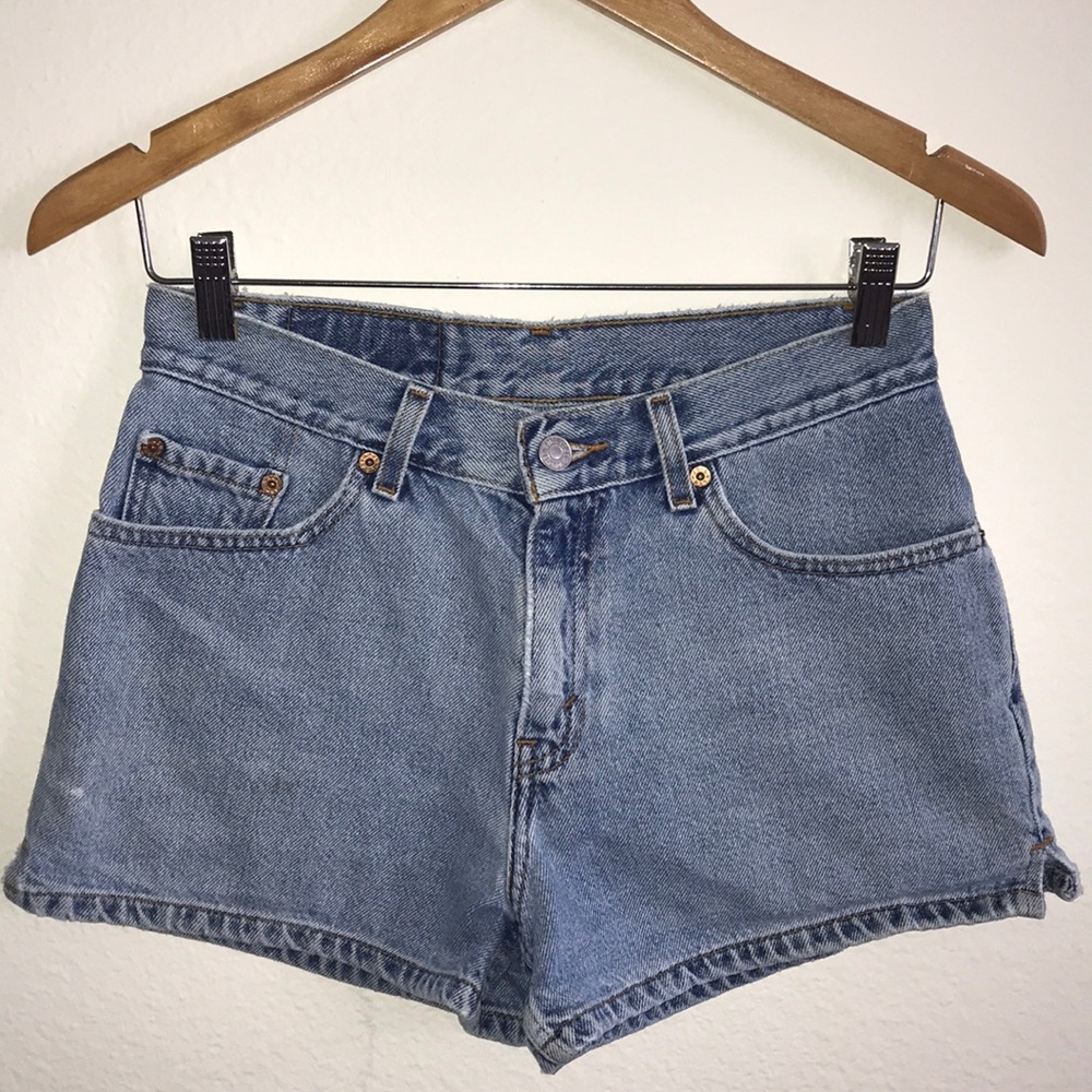 Waist 26.5 | Levis Vintage Shorts